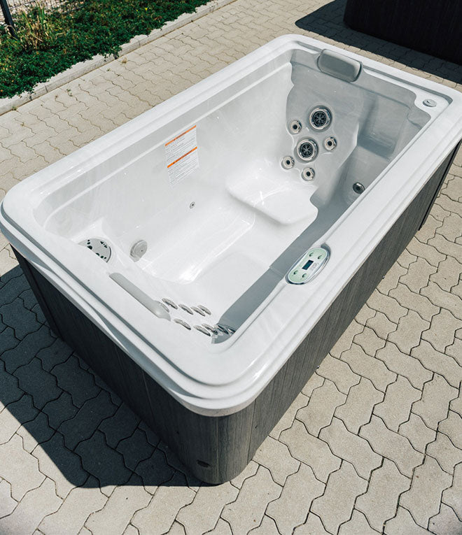 Azalea Whirlpool Wanne mit Edelstahldüsen - Garden Spas - Artesian Spas