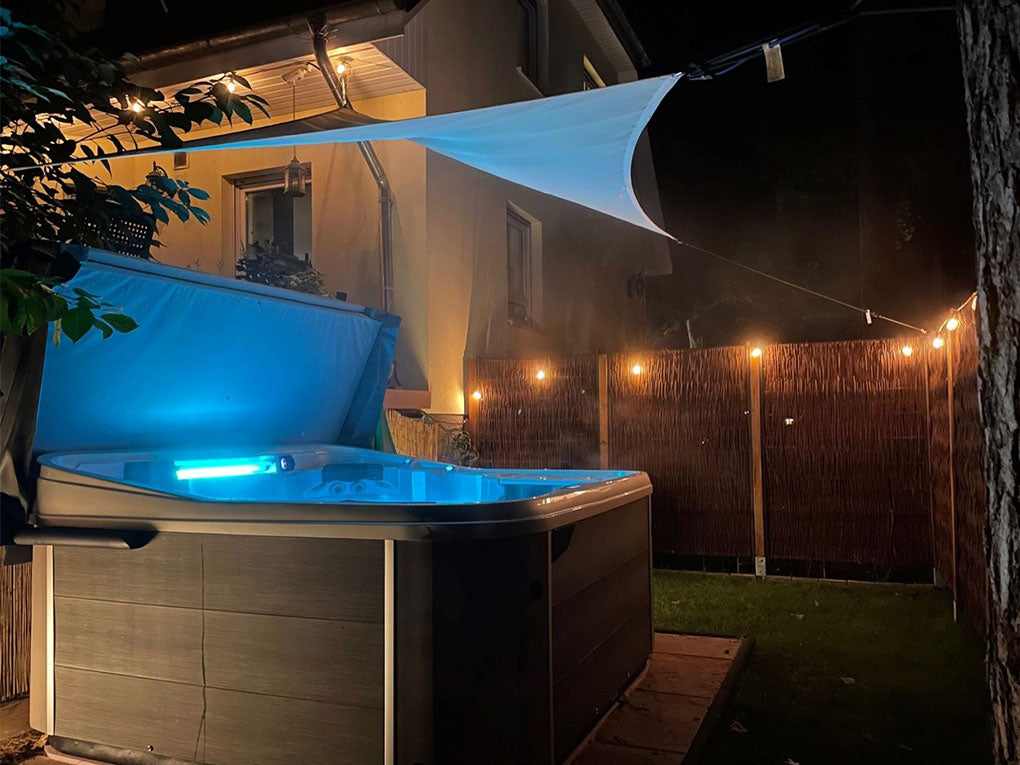 Eagle Crest Whirlpool im Garten am Abend - Artesian Elite Serie - Artesian Spas