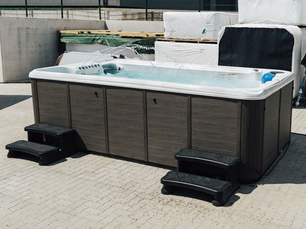 EP14 Swim Spa - Ansicht mit Treppe - Artesian Spas