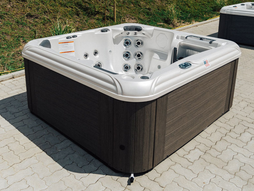 Kawaii Whirlpool Außenansicht braun - Tropic Seas Spas - Artesian Spas