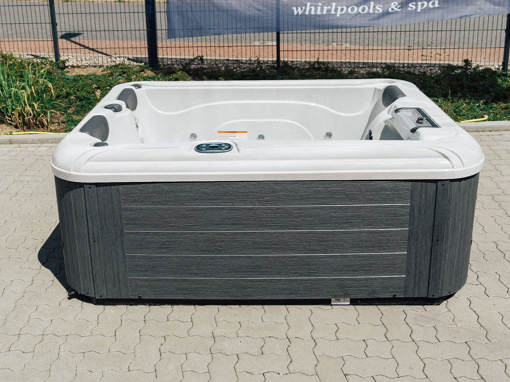 Lanai Whirlpool Außenansicht - Tropic Seas Spas - Artesian Spas