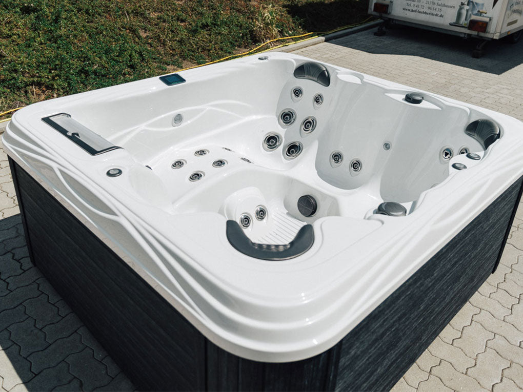 Nevis Whirlpool mit Massageliege und Massageplätzen - Island Spas Serie - Artesian Spas