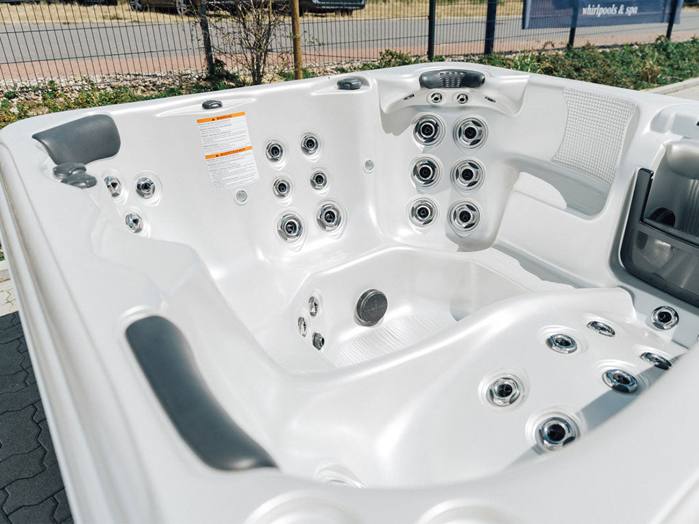 Rio Whirlpool Wanne mit Edelstahldüsen - Tropic Seas Spas - Artesian Spas